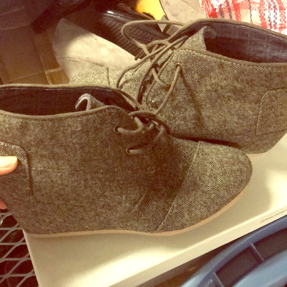 TOMS Size 7.5 Grey Houndstooth pattern bootie
